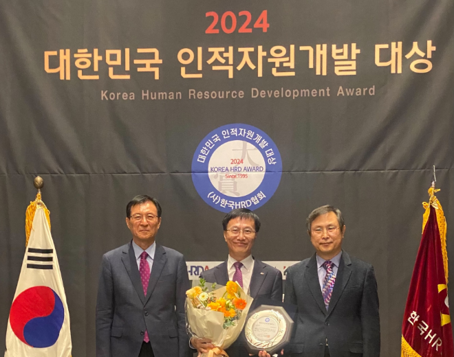 왼쪽부터 김영헌 한국코치협회장, 윤여일 한국전력 인사처장, 엄준하 한국HRD협회장이 기념 사진을 찍고 있다. ⓒ 한국전력