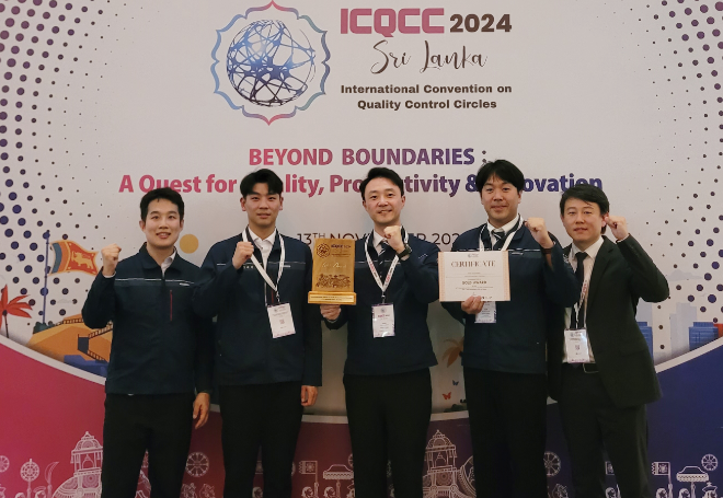 한전KPS Stride 분임조원들이 2024년 국제품질분임조대회에서 금상을 수상하고 기념촬영을 하고 있다. ⓒ 한전KPS