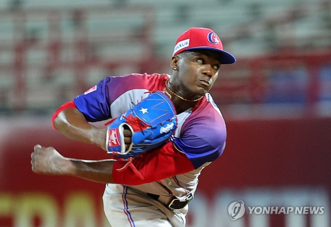 역투하는 모이넬로