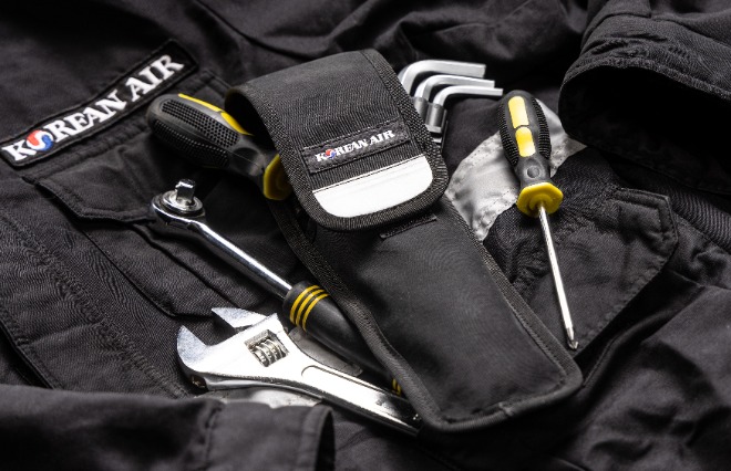 대한항공은 버려질 뻔한 낡은 정비복을 활용해 정비사용 드라이버 파우치를 제작했다고 15일 밝혔다. ⓒ 대한항공