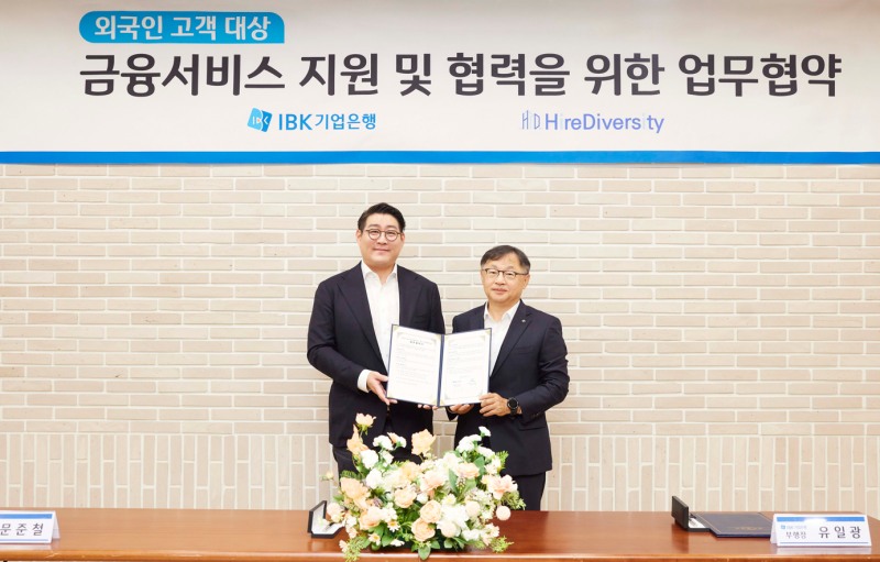 사진은 지난 14일 서울 중구 을지로 기업은행 본점에서 열린 업무협약식에서 유일광 IBK기업은행 개인고객그룹 부행장(오른쪽)과 문준철 하이어다이버시티 이사(왼쪽)가 기념촬영을 하고 있는 모습