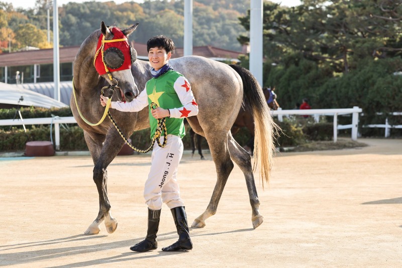 스포츠월드배 우승의 프린스데이와 정정희 기수