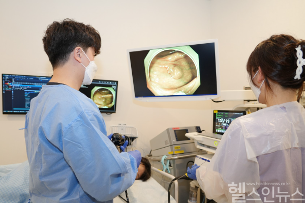 분당제생병원 소화기내과 서준영과장이 위내시경을 하고 있다. (분당제생병원 제공)