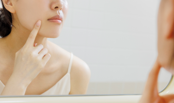 클렌징 오일 또는 클렌징 워터 사용 시에는 내 피부 타입에 맞는 제품을 고르는 것이 좋다. 건성 피부라면 클렌징 오일, 지성 피부라면 클렌징 워터 사용이 피부 장벽을 보호할 수 있다. (클립아트코리아 제공)