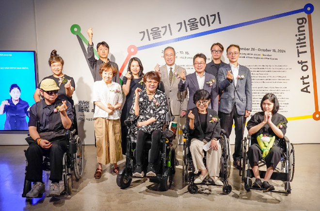효성그룹은 ‘나눔으로 함께하겠습니다’라는 슬로건 아래 다양한 나눔 활동으로 복지 사각지대 해소에 앞장서고 있다. 사진은 효성이 장애예술 창작 활성화를 위해 장애예술 주제기획전을 후원한 가운데 기념촬영을 하고 있는 모습. (사진 = 효성그룹 제공)