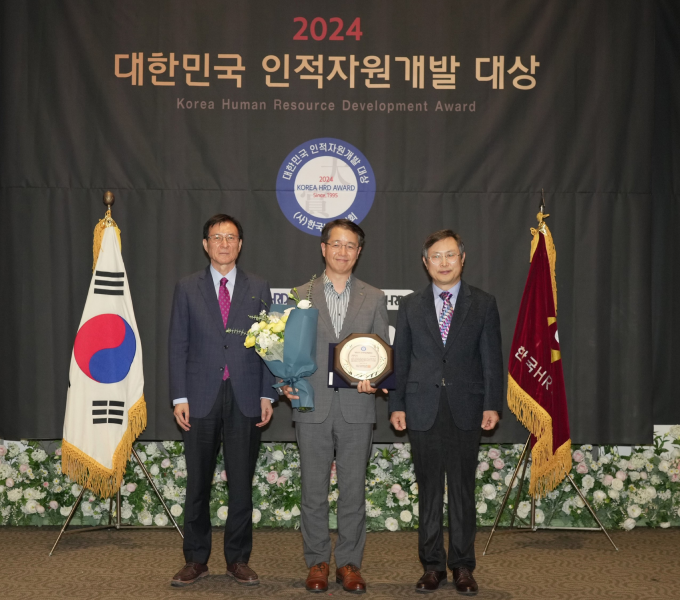 지난 13일 열린 ‘2024 대한민국 인적자원개발 대상’에서 유한킴벌리 이재우 EX부문장이 생활용품부문 종합 대상을 수상하고 있다. (유한킴벌리 제공)