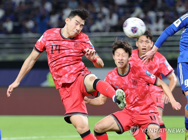 헤더 시도하는 조유민