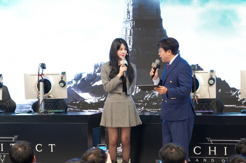 하이브IM 부스에 방문한 인플루언서 '릴카'(제공=하이브IM).