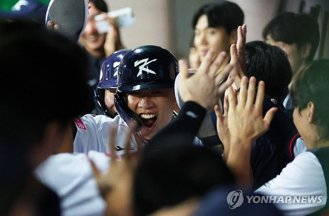 박성한의 역전 적시타로 홈인한 송성문