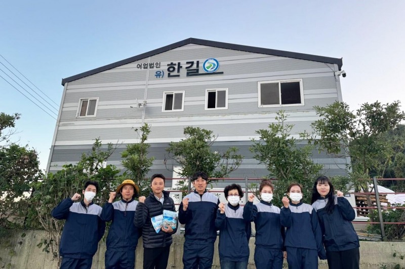 전라남도 신안군에 위치한 한길수산의 임직원 모습