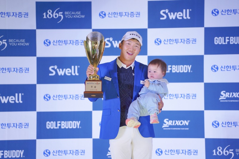 지난 16일(토) 대전 골프존조이마루에서 열린 ‘2024 신한투자증권 GTOUR MEN’S’ 7차 결선 시상식에서 우승한 김홍택 선수가 아이와 함께 기념사진을 촬영하고 있다.