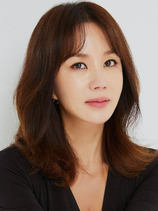 엄정화, 에일리언컴퍼니와 전속계약 체결…새로운 도약 예고