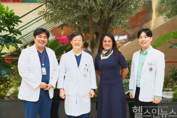 고대구로병원 로봇수술 참관차 한국을 찾은 하버드 의대 교수와 기념사진 (고대구로병원 제공)