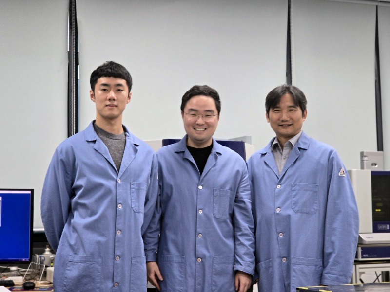 KAIST 신소재공학과 김연규 박사과정, 엄성문 박사과정, 홍승범 교수