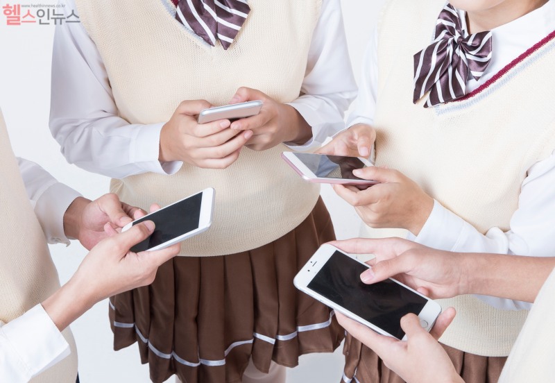 과도한 SNS 사용은 청소년의 정신 건강뿐 아니라 전반적인 생활을 위협한다. (클립아트코리아)
