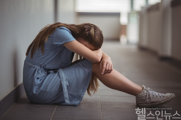 최근 청소년 우울증 환자 수가 급증하면서 문제가 대두되고 있다. 과열된 입시 경쟁과 학업 스트레스 등이 주요 원인으로 손꼽히고 사춘기와 헷갈리기 쉬워 보호자의 각별한 관심이 요구된다. (클립아트코리아)