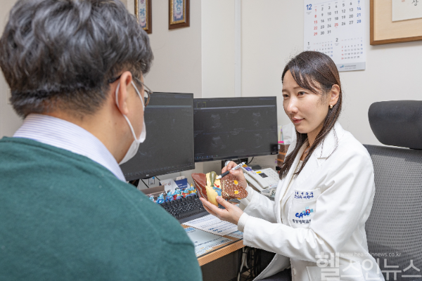 이한아 중앙대학교병원 소화기내과 교수가 환자를 진료하고 있다. (중앙대학교병원 제공)