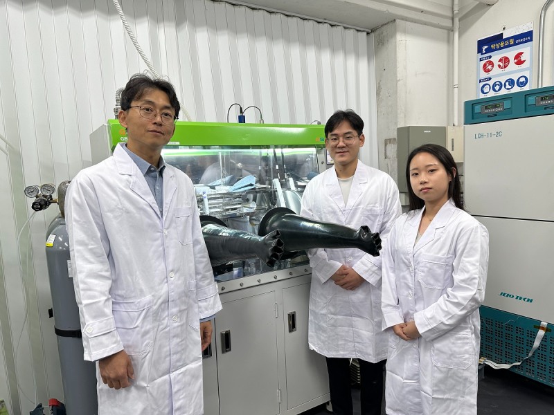 (왼쪽부터) KAIST 기계공학과 김성수 교수, 배상윤 박사과정, 임수현 박사과정