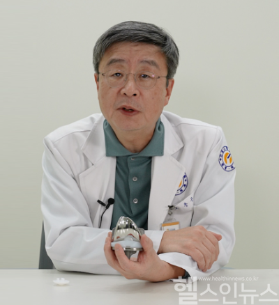 연세사랑병원 고용곤 병원장이 인공관절 ‘PNK’를 들고 설명하고 있다. (연세사랑병원)