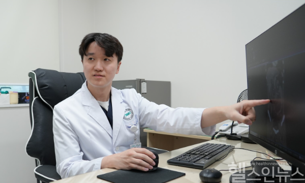 분당제생병원 소화기내과 서준영 과장이 환자에게 설명하고 있다. (분당제생병원 제공)