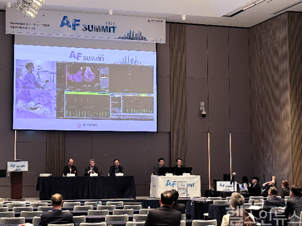 대한부정맥학회 국제학술대회에서 계명대 동산병원 박형섭 교수가 라이브 시연을 하고 있다. (계명대동산병원 제공)