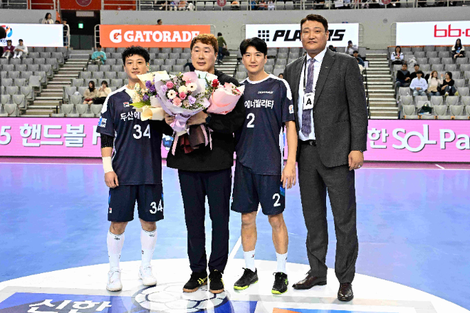두산 박찬영 은퇴식_강전구,정의경,윤경신감독과 기념사진. / 사진제공=한국핸드볼연맹