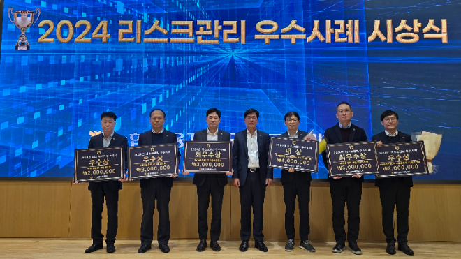 19일, 서울 중구 농협금융 본사에서 열린 2024년 리스크관리 우수사례 시상식에서 강신노 농협금융 리스크관리부문 부사장(왼쪽에서 네 번째)과 수상자들이 기념쵤영을 하고 있다. ⓒ NH농협금융
