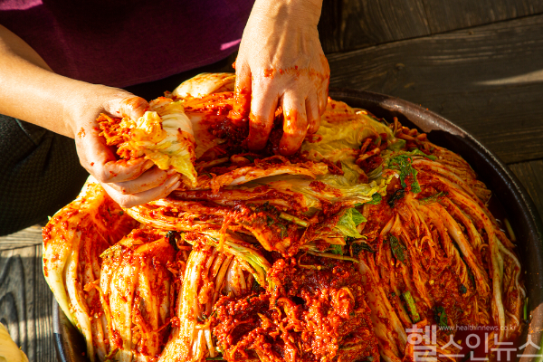 본격적인 김장철이 시작되면서 주부들의 척추·관절 건강이 위협받고 있다. 특히 손목과 팔꿈치, 무릎, 허리 등에 통증이 나타나기 쉬워 각별한 주의가 필요하다. (클립아트코리아 제공)