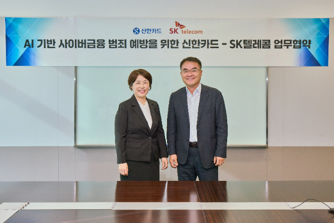 이규식 SKT AI Contact사업 담당(사진 오른쪽)과 진미경 신한카드 고객 최고 책임자(사진 왼쪽)가 협약서에 서명하고 기념촬영을 하고 있는 모습. ⓒSKT