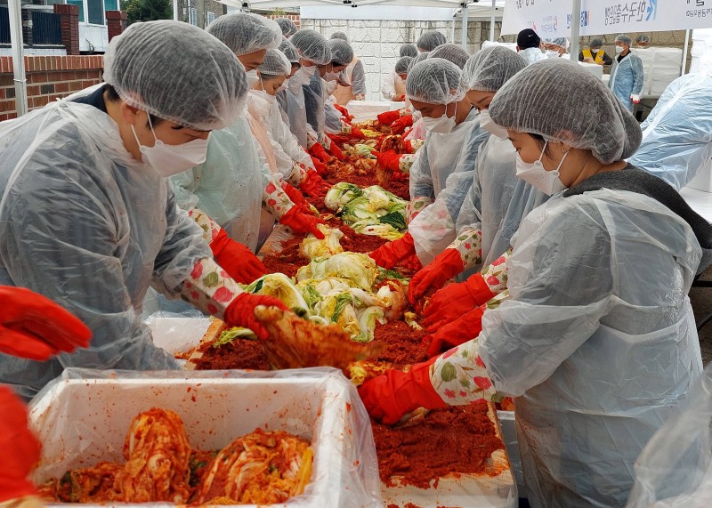 한국수출입은행-경동나비엔, 대한적십자사 사랑의 김장 봉사 동참