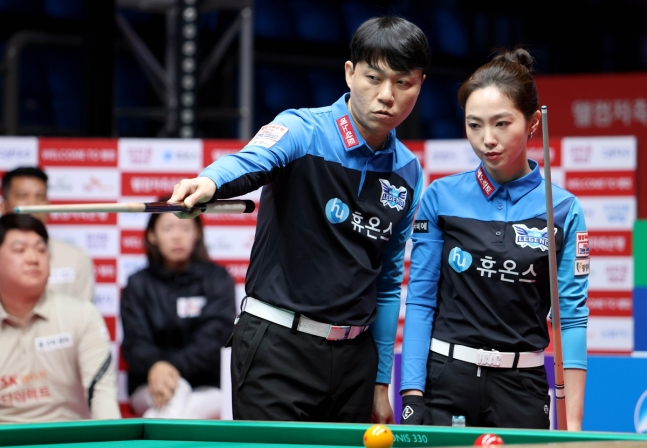 혼합복식에서 공의 경로를 상의하는 최성원-차유람(휴온스)