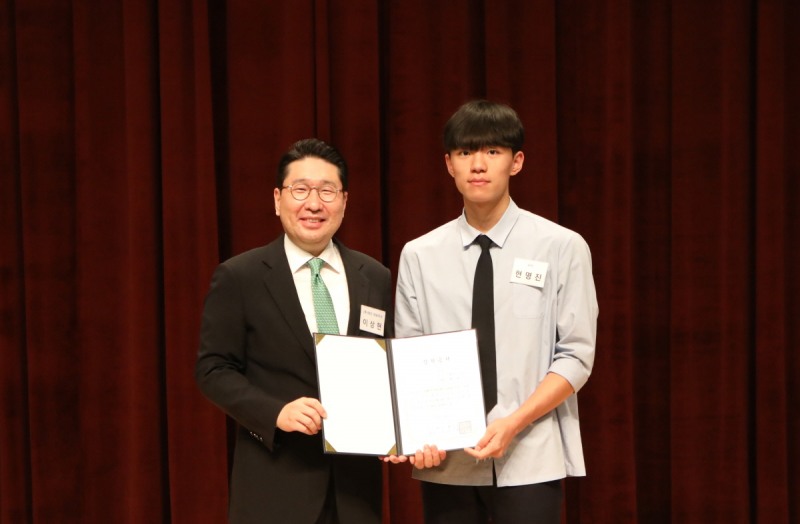 △ 왼쪽부터 태인 이상현 대표, 현명진 선수. (제공= 대한산악연맹)