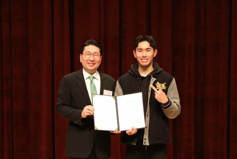 △ 왼쪽부터 태인 이상현 대표, 이학진 선수. (제공= 대한산악연맹)