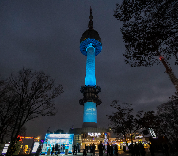 11월 20일 ‘세계 어린이의 날’을 기념해 유니세프 상징색인 파란 빛으로 조명한 남산서울타워와 유니세프 부스 ‘모든 어린이에게 희망을 전하는 유니세프 우체국’ (사진제공=유니세프 한국위원회)
