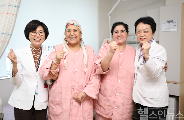 힘찬 나눔의료를 통해 수술받고 건강을 회복한 우즈베키스탄 환자들이 퇴원을 앞두고 박혜영 (의)상원의료재단 이사장(맨 왼쪽), 김봉옥 인천힘찬종합병원장과 함께 기념사진을 찍고 있다. (힘찬병원 제공)