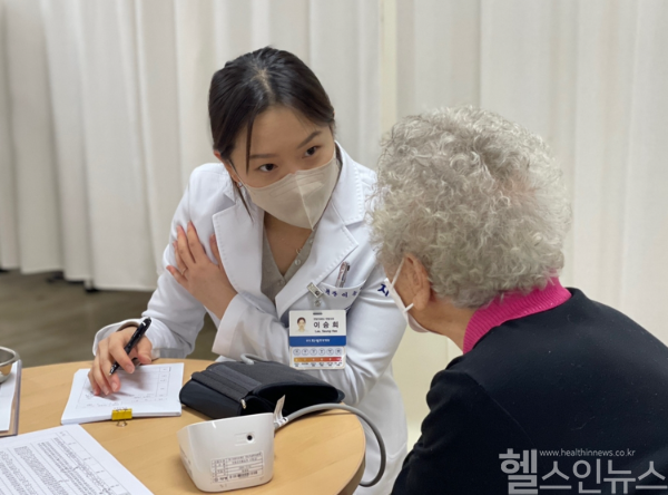 분당자생한방병원 의료진이 한솔종합사회복지관에서 어르신의 건강 상태를 점검하고 있다. (분당자생한방병원 제공)