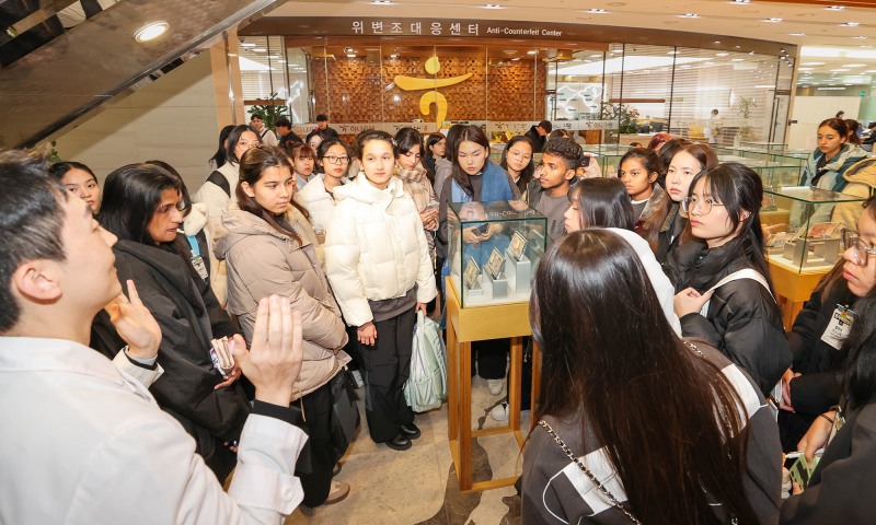 이날 초청된 해외 청소년들이 하나은행 위변조대응센터에서 전 세계 다양한 화폐에 대한 설명을 듣고 있다.