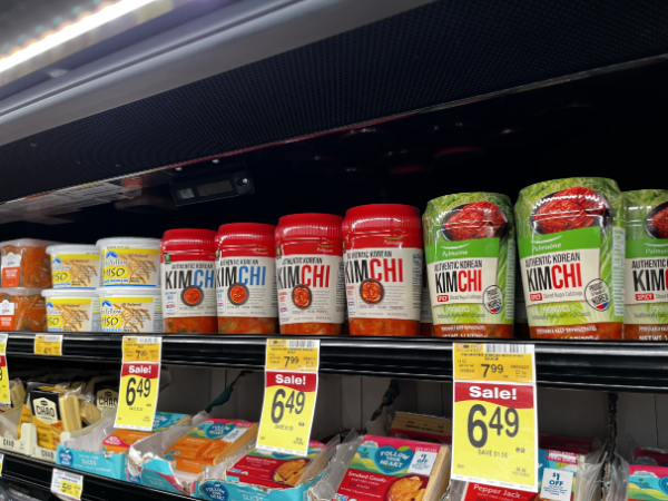 KFS 인증 마크를 단 풀무원 나소야김치 제품이 미 캘리포니아주 플러턴(Fullerton) 알버슨(Albertsons) 매장에 진열되어 있다. (풀무원 제공)