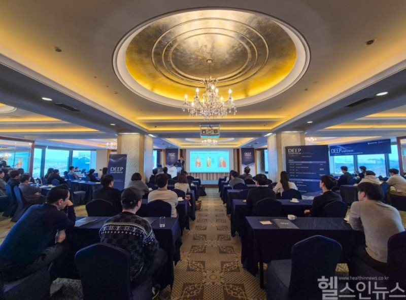 대웅 ‘딥 심포지엄’에 참석한 의료진들이 강의를 듣고 있다. (대웅제약 제공)