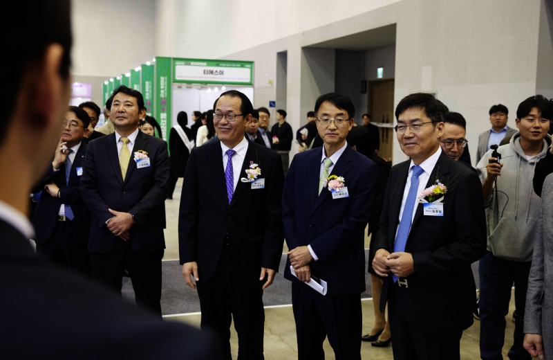 사진은 지난 20일 부산 벡스코에서 열린 2024 부산 일자리 박람회에서 (왼쪽부터) 김태열 부산정보산업진흥원장, 이준승 부산광역시 행정부시장, 배성근 한국장학재단 상임이사, 김형일 IBK기업은행 전무이사가 박람회 부스를 둘러보고 있는 모습