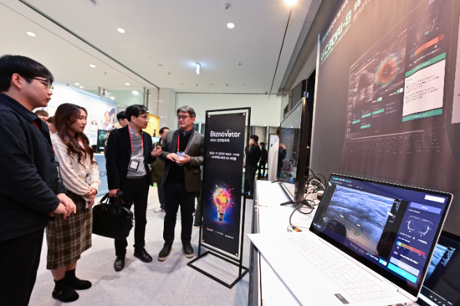 LG전자는 20일 서울 마곡 LG사이언스파크에서 B2B사업에 특화된 스타트업을 발굴·협업하는 '비즈노베이터 2024'의 성과발표회를 열었다. LG전자 관계자들이 초음파 영상을 AI로 분석하는 '빔웍스' 기술을 살펴보고 있다. ⓒLG전자