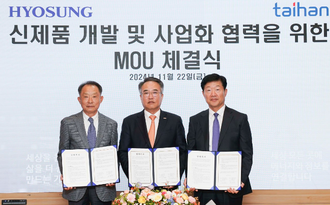 효성은 22일 서울 마포 효성 본사에서 효성중공업, 효성화학이 대한전선과 ‘전력분야 기술 협력 및 신사업 모델 발굴’을 위한 업무협약(MOU)을 체결했다고 밝혔다. 우태희 효성중공업 대표이사(사진 오른쪽), 이건종 효성화학 대표이사(사진 왼쪽), 송종민 대한전선 대표이사가 '전력분야 기술 협력 및 신사업 모델 발굴'을 위한 업무협약(MOU) 체결 후 기념촬영을 하고 있는 모습. (사진 = 효성 제공)