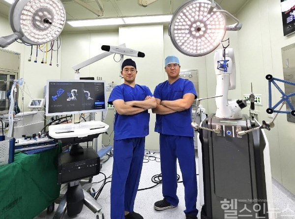 이운성(왼쪽)센텀종합병원 정형외과 관절센터 부장과 박재홍 과장이 인공관절 로봇수술 장비 앞에서 포즈를 취하고 있는 모습. (센텀종합병원 제공)