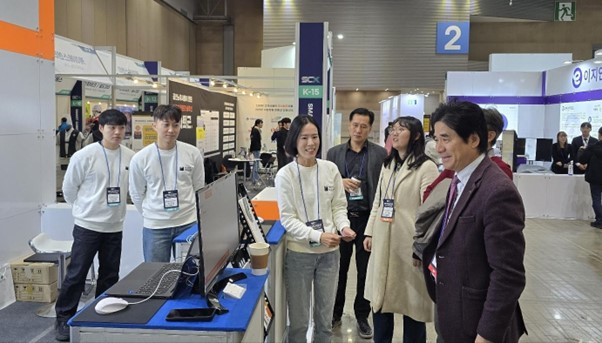 마이다스아이티가 2024 스마트건설엑스포에서 한국도로공사 사업단에 ‘스마트 지하안전관리 시스템’을 선보이고 있다.(사진제공: 마이다스아이티)