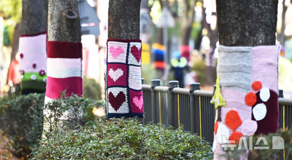 전국 곳곳에 아침 기온이 영하로 떨어지며 추운 날씨를 보인 18일 경기도 군포시 수리동 수릿길 가로수에 형형색색의 뜨개옷이 입혀져 있다.