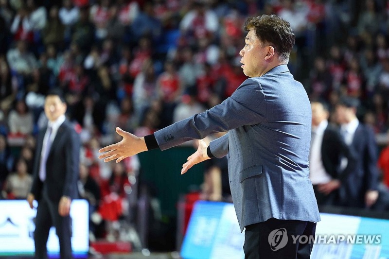 작전 지시하는 소노 김승기 감독