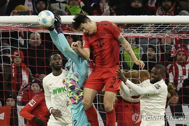 아우크스부르크전에서 헤딩을 시도하는 바이에른 뮌헨의 김민재.