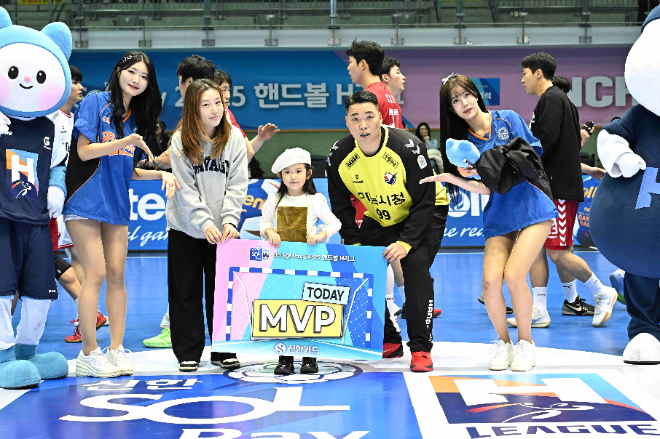 경기 MVP에 선정된 하남시청 박재용 골키퍼 / 사진제공=대한핸드볼협회