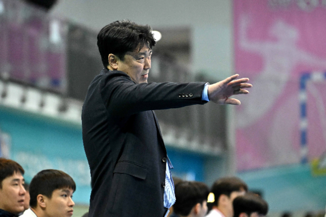 하남시청 백원철 감독의 작전지시 모습 / 사진제공=대한핸드볼협회