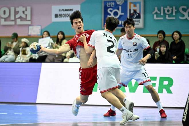 충남도청 오황제 수비를 뚫고 슛을 시도하고 있다. / 사진제공=대한핸드볼협회